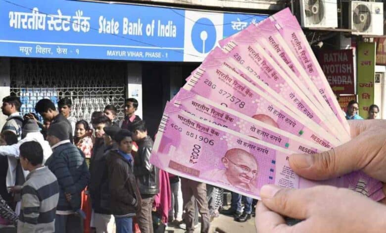 2000 Rupees Note: ৭ অক্টোবরের পর কি ২০০০ টাকার নোট কাগজ হয়ে যাবে? এখনও ১৪ হাজার কোটি টাকা জমা পড়তে বাকি আছে 1 2000 Rupees Note Exchange and Deposit