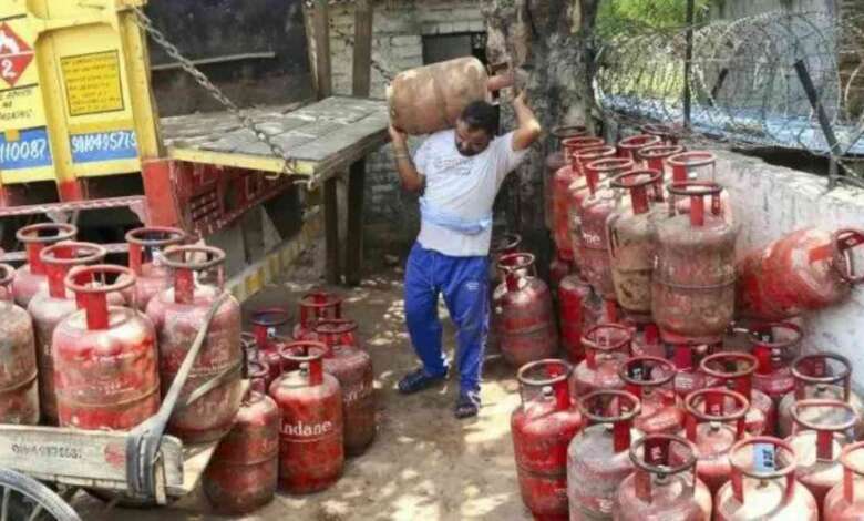 LPG Cylinder Price: লোকসভা ভোটের আগে এলপিজি সিলিন্ডারের দাম এত কম হবে, সুখবর দিল সরকার 1 LPG Cylinder Price May Reduce
