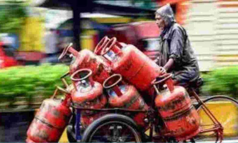 LPG Price Hike: দীপাবলির আগে বাড়ল গ্যাস সিলিন্ডারের দাম, দাম বেড়েছে ১০০ টাকার ওপরে, জেনে নিন নতুন দাম 1 LPG Price Hike